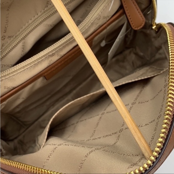 MICHAEL KORS JAYCEE MEDIUM
BACKPACK and Wallet Set VANILLA - Picture 9 of 14